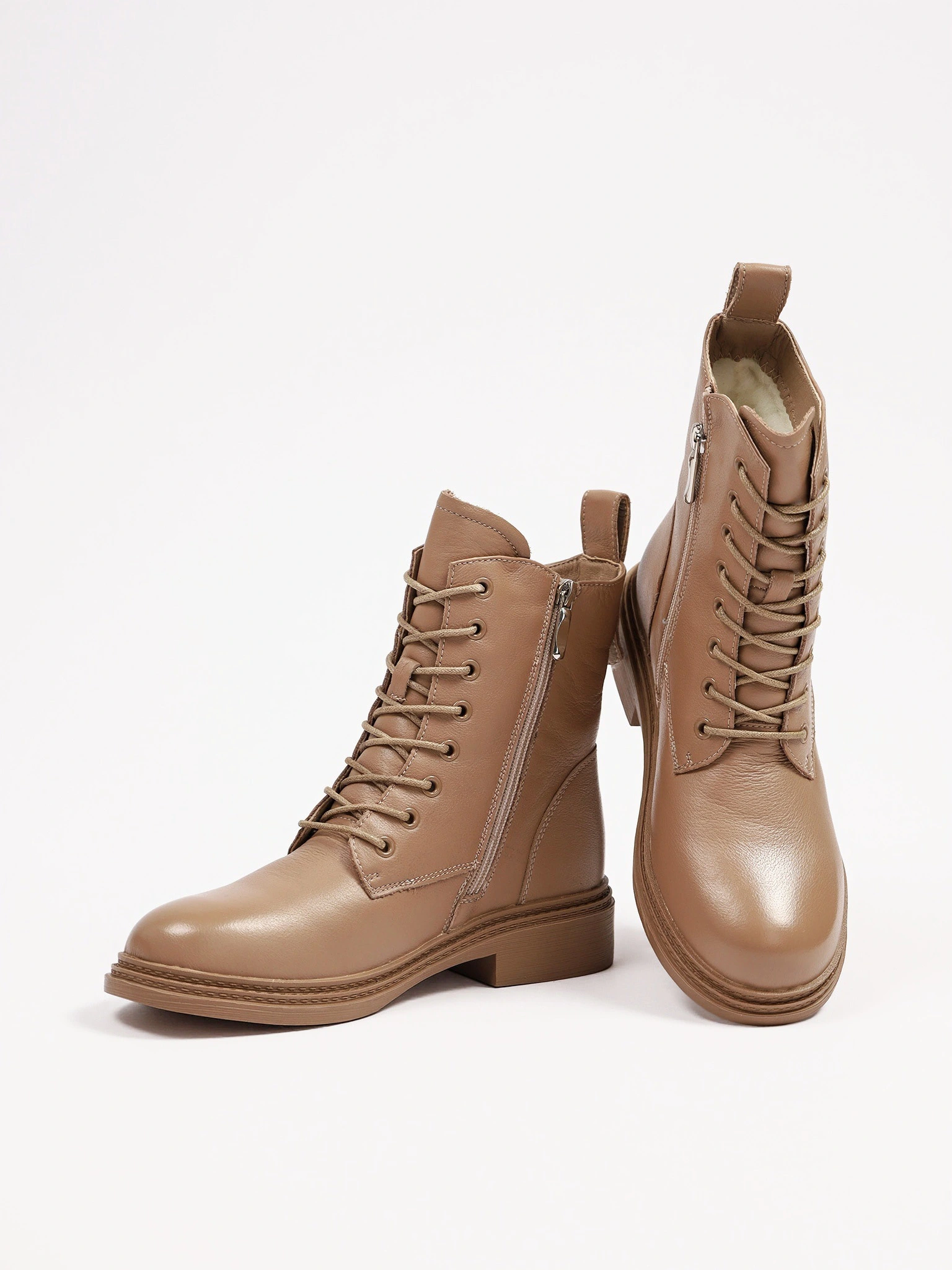 Ботинки бежевого цвета на среднем широком каблуке